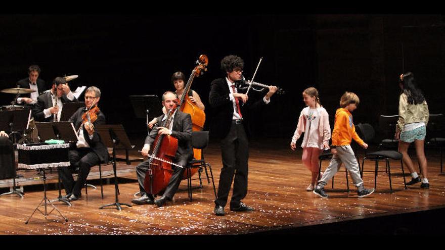 La OFGC fusiona música y magia para las familias en el &#039;Concierto Músico-Mágico&#039;