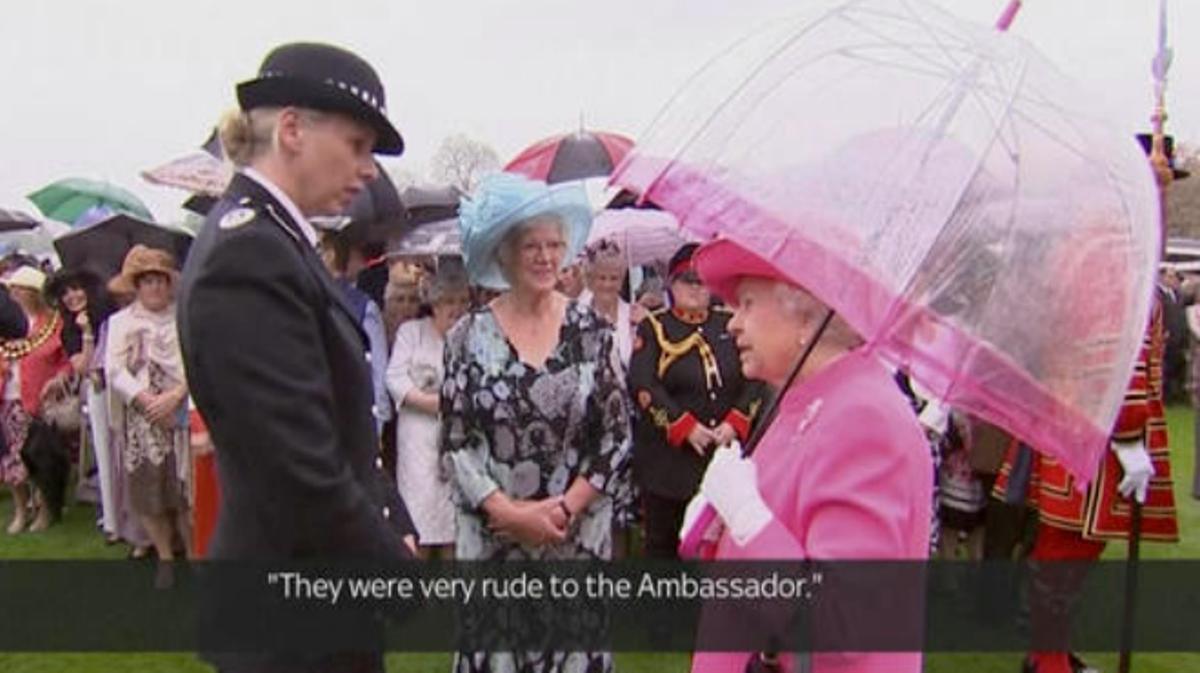 La reina Isabel qualifica de molt grollers els funcionaris xinesos.