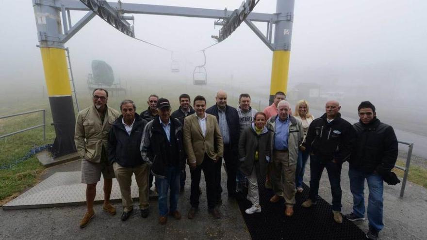 Pedro de Rueda y Pedro Leal, en el centro, con integrantes de la Plataforma Pro Valgrande-Pajares.