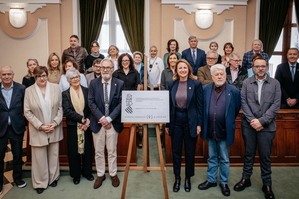 El Consell Valencià de Cultura, junto a la alcaldesa, el concejal de Cultura en funciones y representantes culturales y sociales de la ciudad.