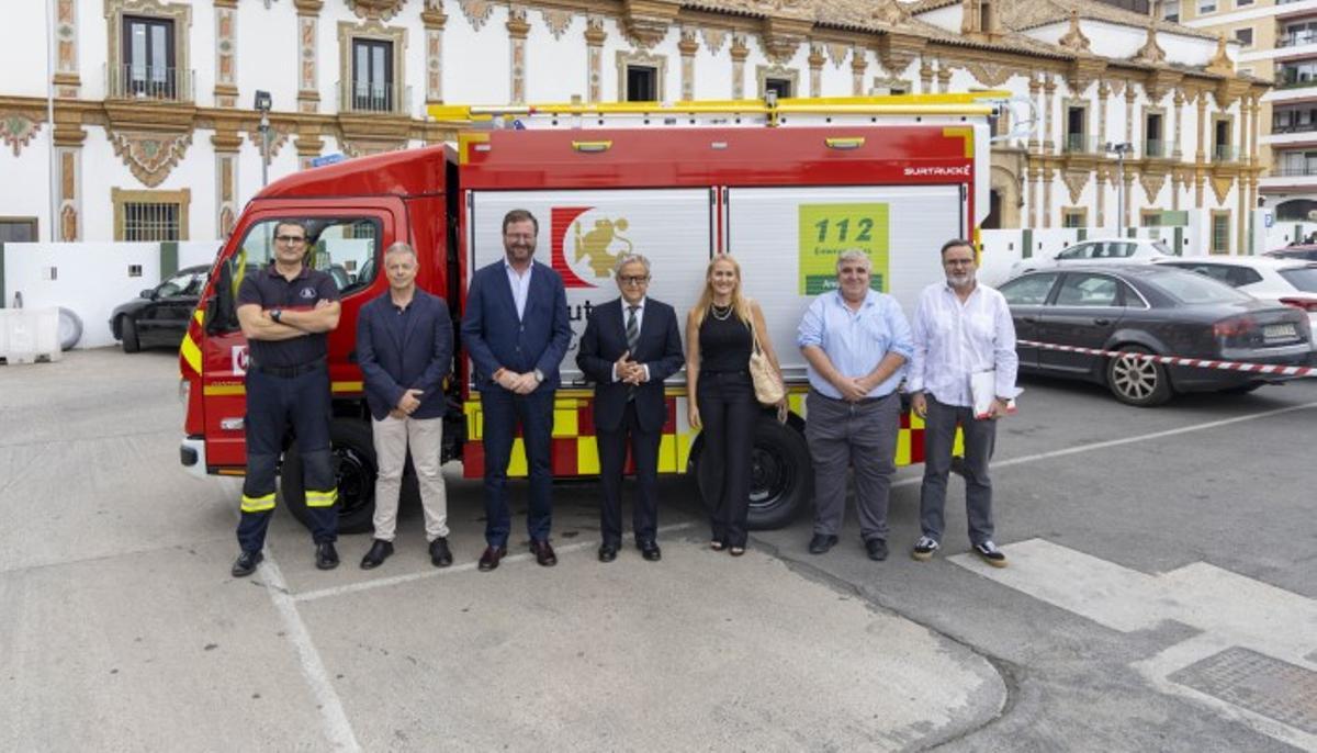 Autoridades de la Diputación y representantes del Consorcio Provincial de Bomberos de la institución.
