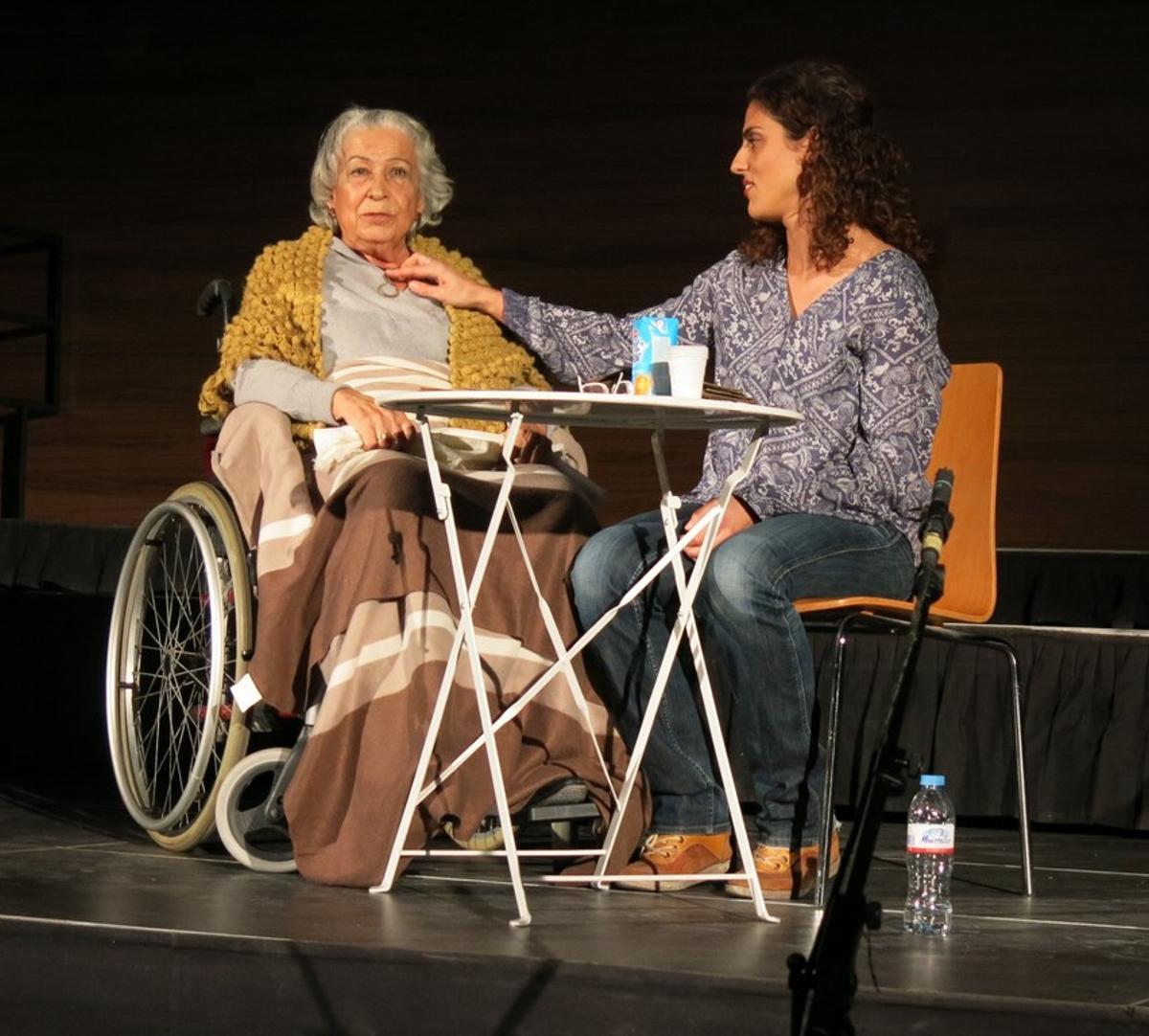 Josi Alvarado y Chelo Oñate, en el rodaje del corto basado en &quot;Maldita Rita Hayworth&quot;.