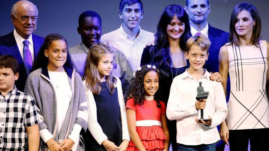 La Reina Letizia, con los galardonados.