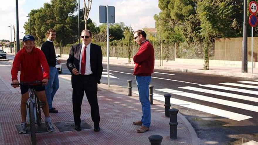 El concejal de Urbanismo, Rafael Lillo, supervisa ayer la apertura del último tramo del Camí del Mahonés