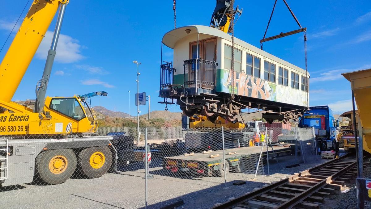 Uno de los vagones durante su traslado.