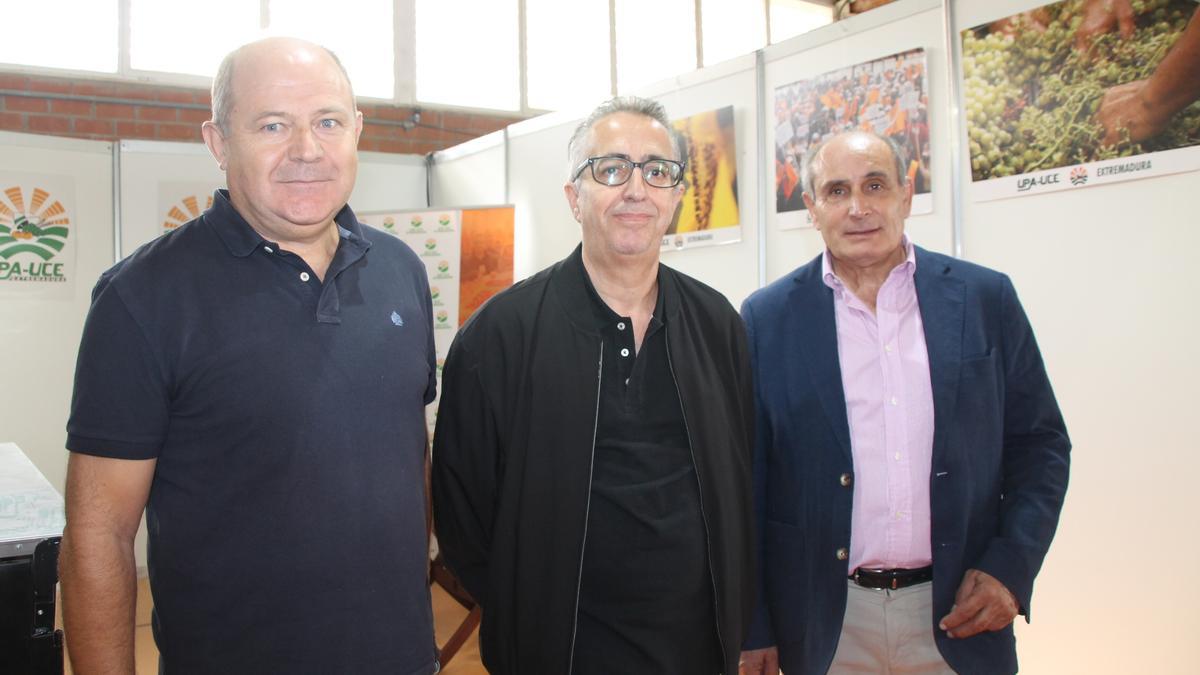 Maximiano Alcón, Ignacio Huertas y Antonio Prieto, en el estand de UPA-UCE Extremadura en la FIG.