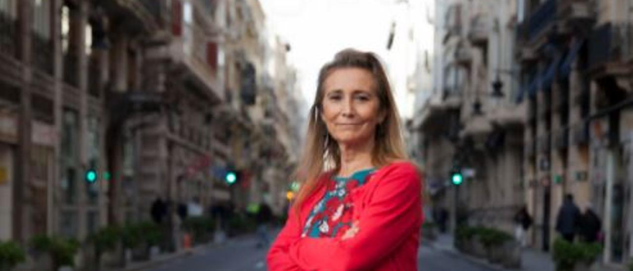 Eva Blasco posa frente a su negocio de la calle La Paz de València