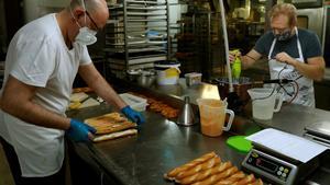 Trabajo en el obrador de una pastelería del barrio de Sants de Barcelona.