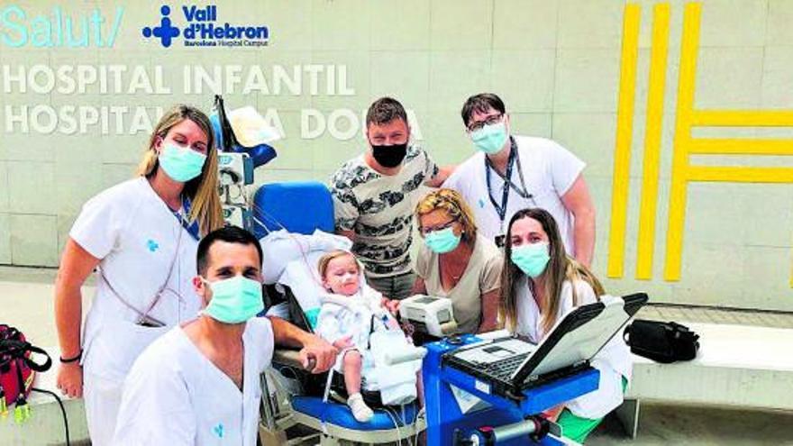 El personal sanitario del Vall d’Hebron en una entrañable foto con la pequeña Lara. | HOSPITAL UNIVERSITARI VALL D’HEBRON