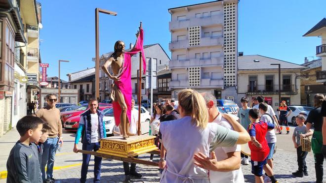 GALERÍA | El Cristo Resucitado "Pincha Tajadas", a la carrera por Puebla de Sanabria