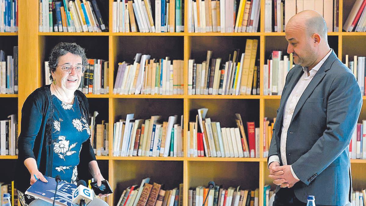 A presidenta do Consello da Cultura Galega, Rosario Álvarez, e o responsable do ‘Barómetro da cultura galega 2024’, Håkan Casares, onte, na sede do Consello da Cultura Galega