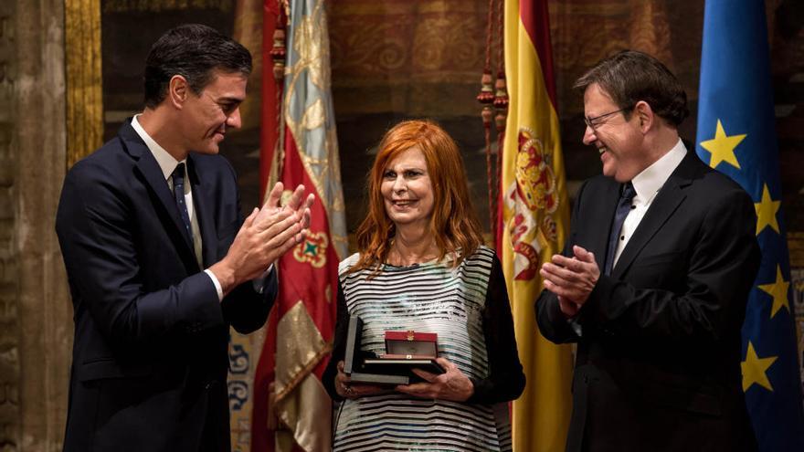 La exministra de Cultura, reconocida con la Alta Distinción de la Generalitat, es aplaudida por el presidente del Gobierno y el president de la Generalitat