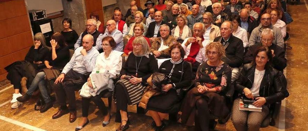 Público que asistió ayer al Club FARO, que se celebró en el Auditorio Municipal do Areal. // José Lores