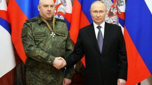 El general Serguéi Surovikin saluda al presidente ruso, Vladímir Putin, tras recibir la Orden de San Jorge, el pasado 31 de diciembre.