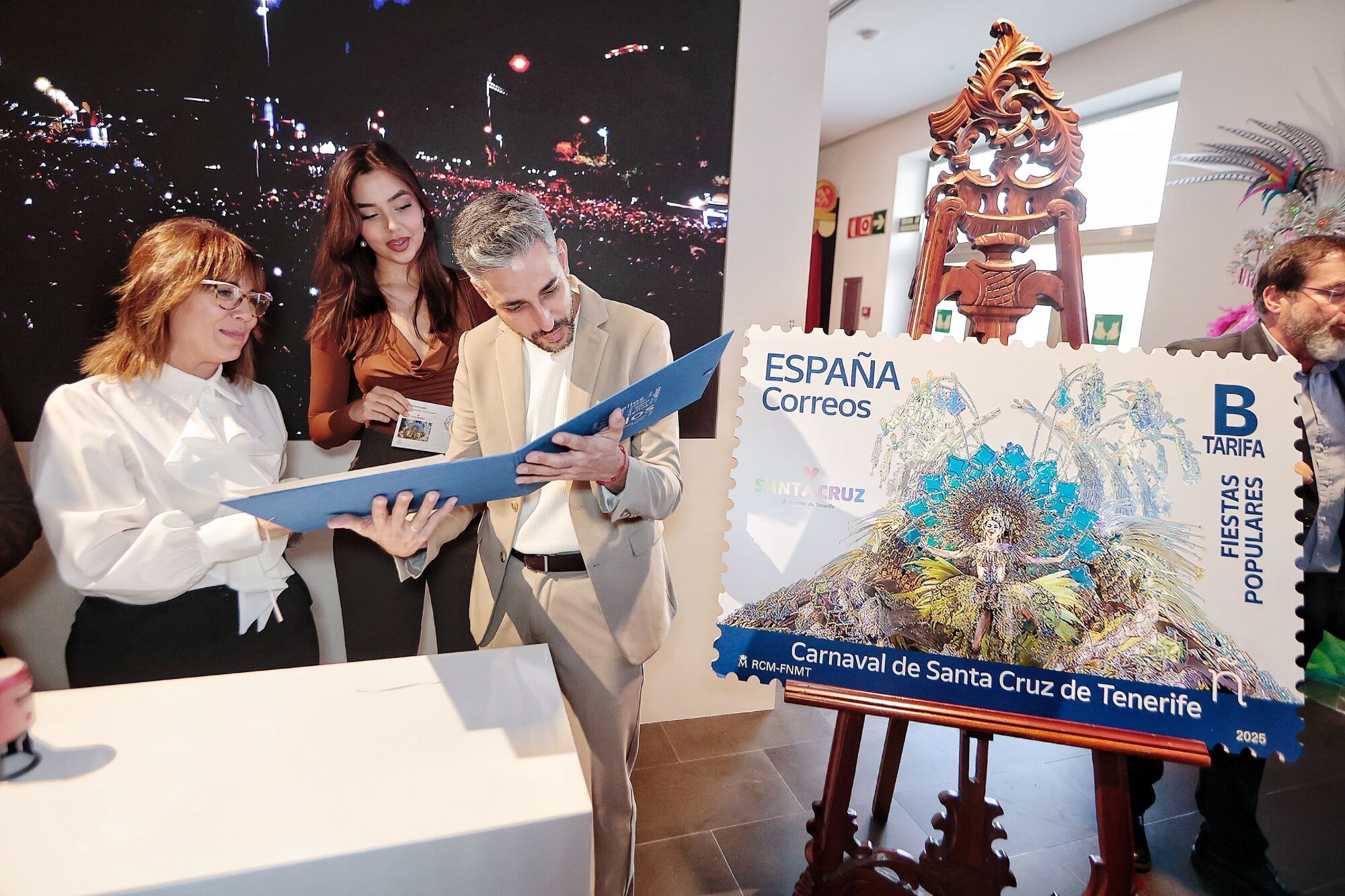 Correos presenta el sello de la reina del Carnaval de Santa Cruz 2024