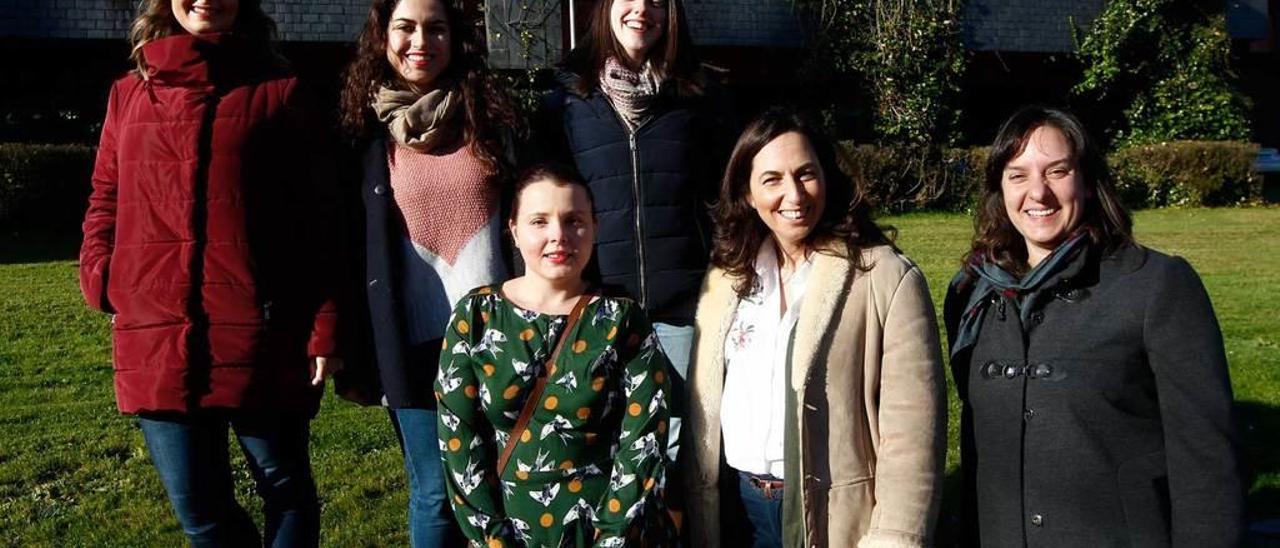 De izquierda a derecha, en segunda fila, Andrea González López, Olaya Amor Gutiérrez y Alba Iglesias Mayor. En primer término, Estefanía Núñez Bajo, María Teresa Fernández Abedul y Rebeca Alonso Bartolomé, ante la Facultad de Química.