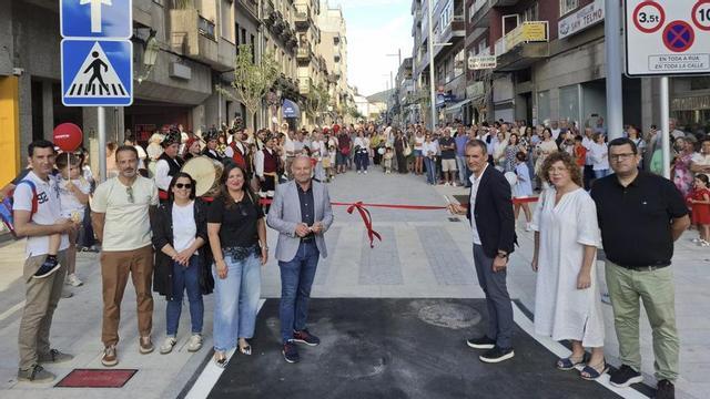 El alcalde, junto al diputado Pablo Castillo y miembros del gobierno y corporación, inauguran la calle. | J.B.