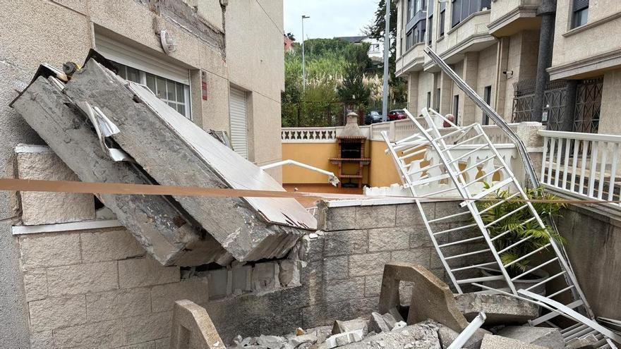 Dos  balcones se desploman en un edificio en Praia América