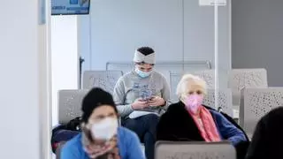 Sanidad se plantea la vuelta de las mascarillas en centros sanitarios si se complican la gripe y el Covid-19
