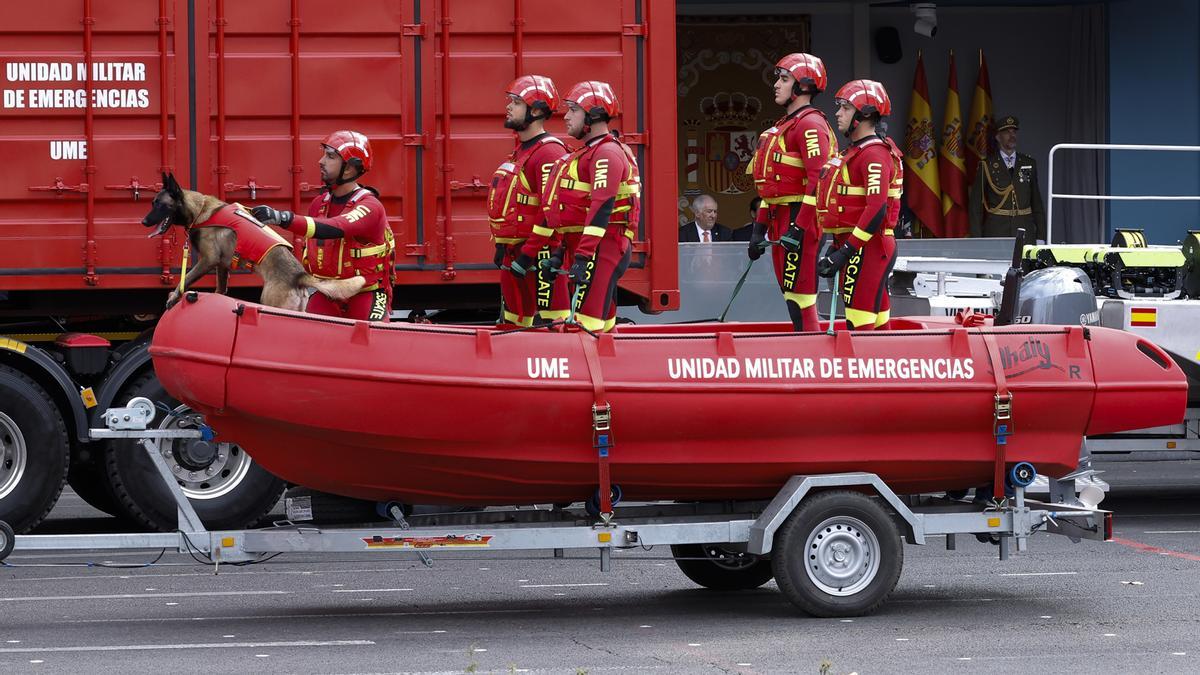 El rey Felipe y la princesa Leonor durante el desfile de las Fuerzas Armadas con motivo de la Fiesta Nacional