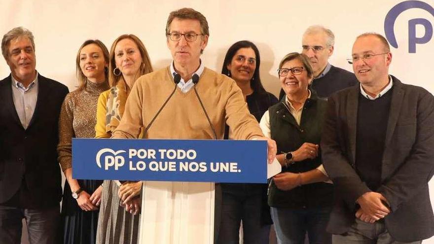 Feijóo, ayer, acompañado de la cúpula del PP y de varios conselleiros. // Xoán Álvarez