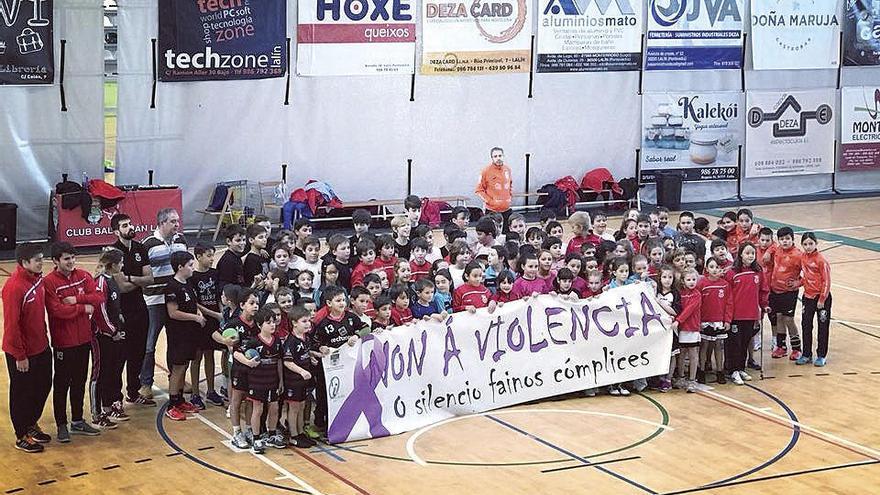 Jugadores de la liga comarcal, con una pancarta por el Día contra la Violencia de Género. // Bernabé/Luismy