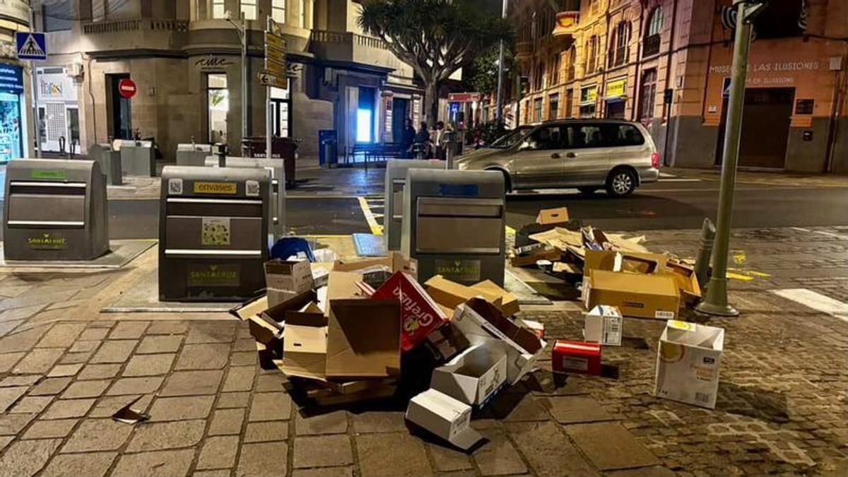 Basura fuera de los contenedores en el centro de Santa Cruz de Tenerife.