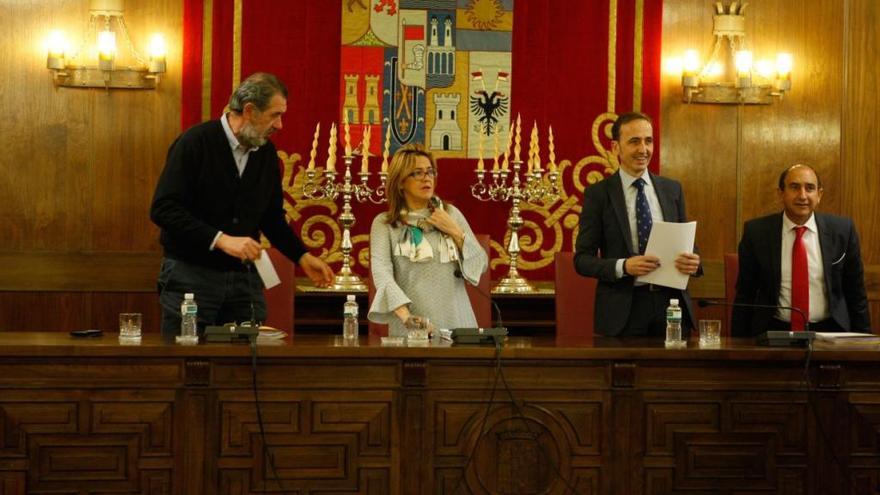 Juan Dúo, en un pleno de la Diputación junto a Mayte Martín Pozo.