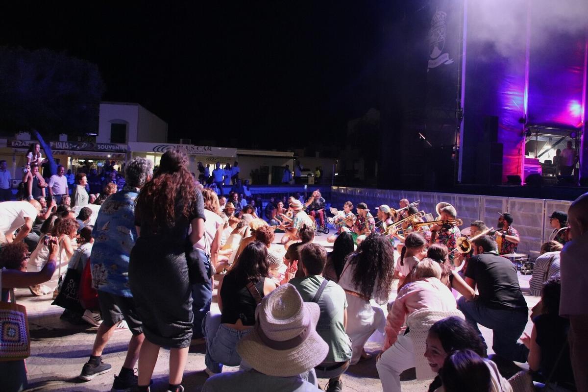 Concierto de Arístides Moreno en las fiestas del Carmen en Playa Blanca, en Lanzarote