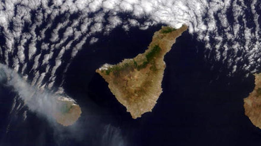 Imagen de satélite realizada este domingo a mediodía en la que puede contemplarse la columna de humo que parte del sur de La Palma y cubre prácticamente la isla de La Gomera.