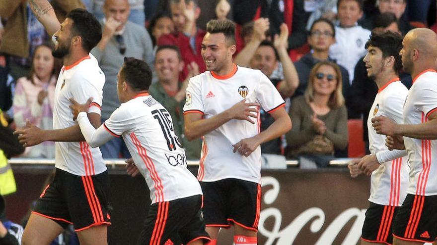 Garay celebra su gol junto a sus compañeros.