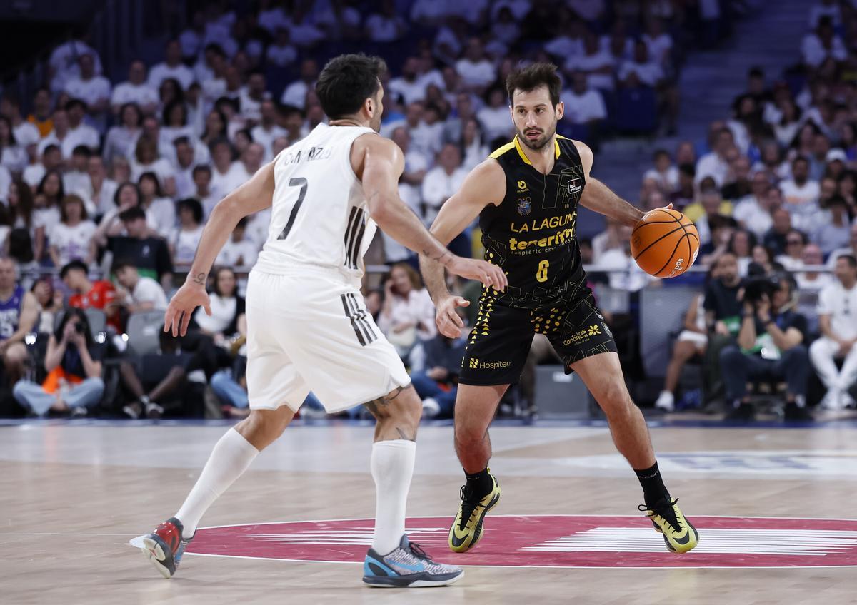 Bruno Fitipaldo, defendido por Facundo Campazzo en un Real Madrid-Canarias.