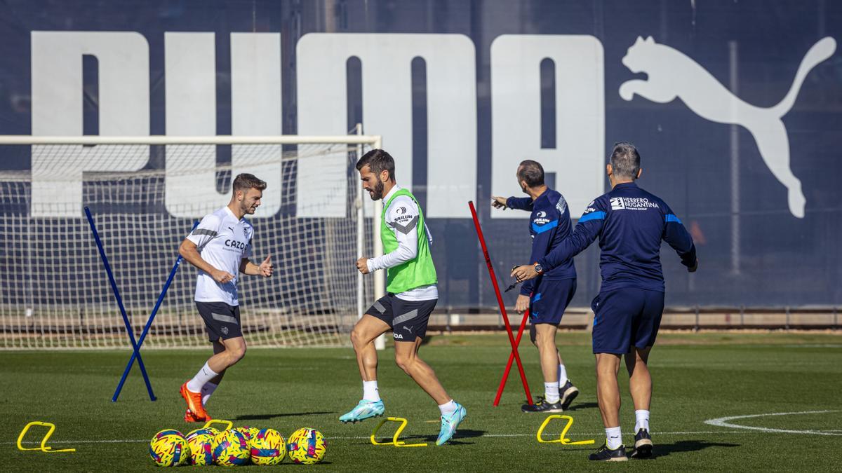 Gayà durante un entrenamiento reciente con el Valencia CF