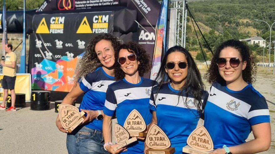 Las féminas del Galaico posan con sus trofeos en La Covatilla. |