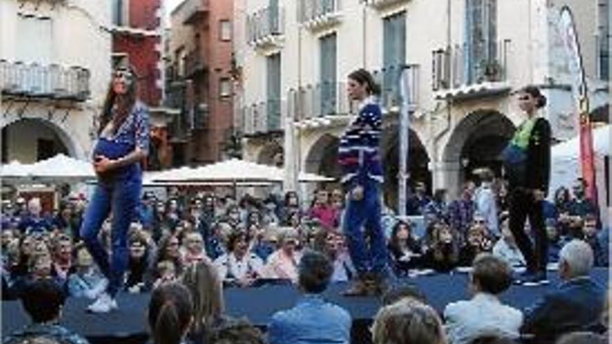 Comerç Figueres desfila a la plaça de l&#039;Ajuntament