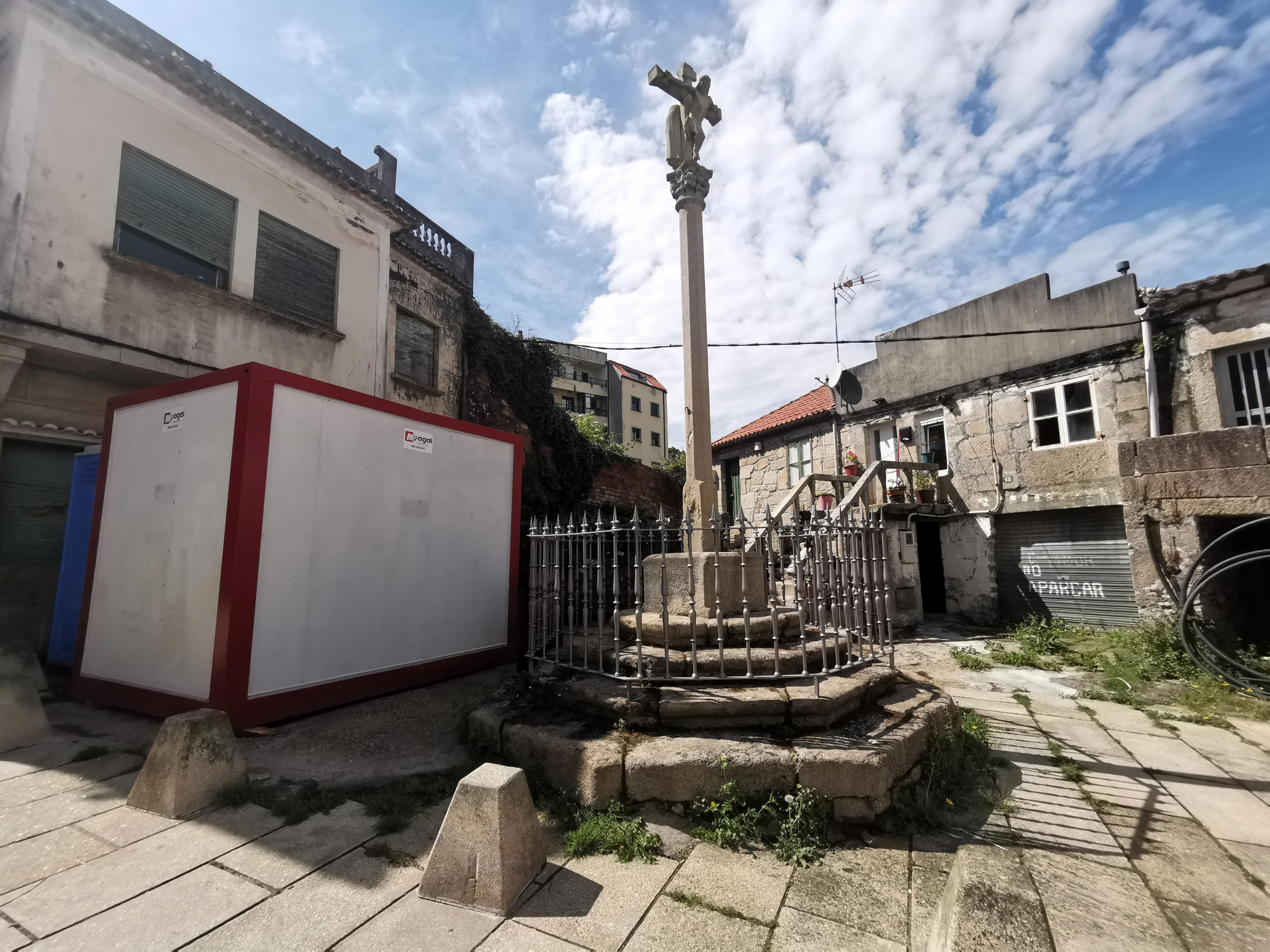 Obras en la plazoleta de Síngulis, junto al cruceiro.