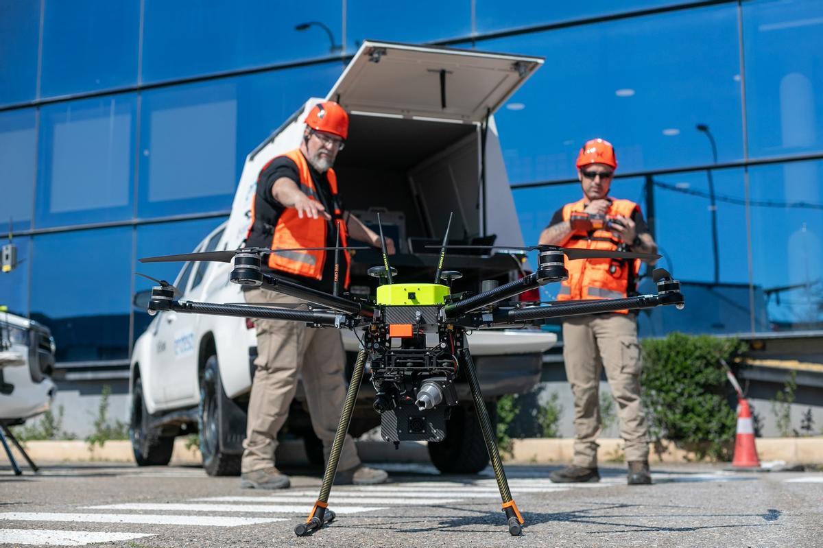 Técnicos de Endesa con los drones de Fluvex en Málaga.