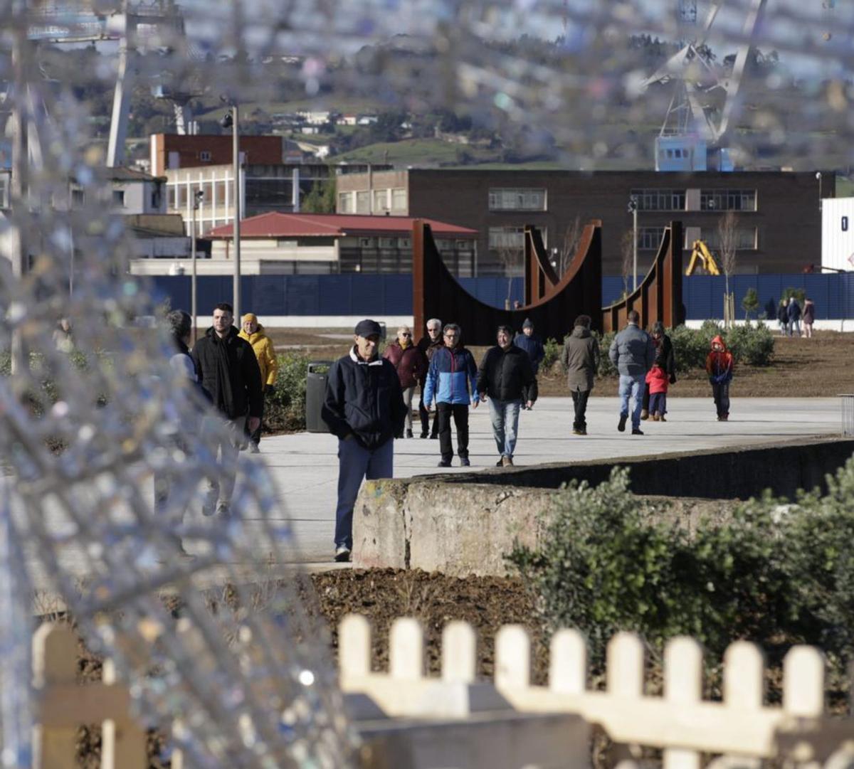 Sobre estas líneas, diversas imágenes de vecinos de la zona disfrutando del nuevo paseo. |Juan Plaza