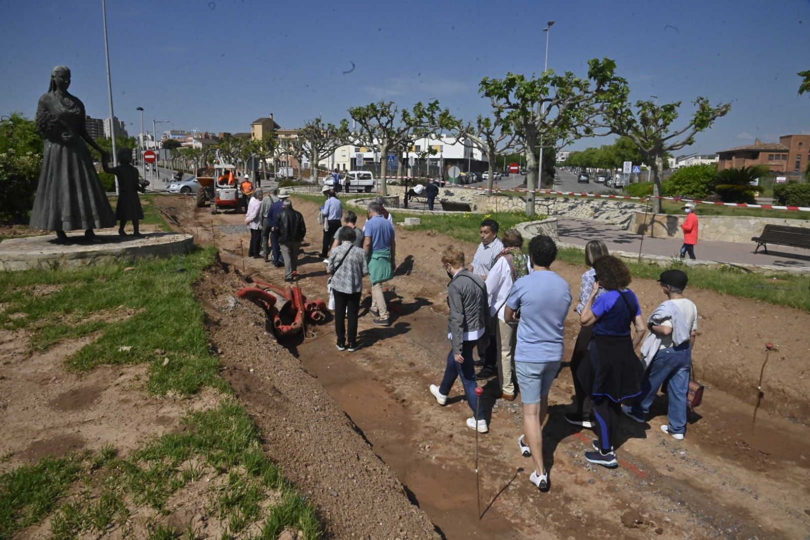 Protestan frente a las máquinas de las obras de la avenida de Lledó