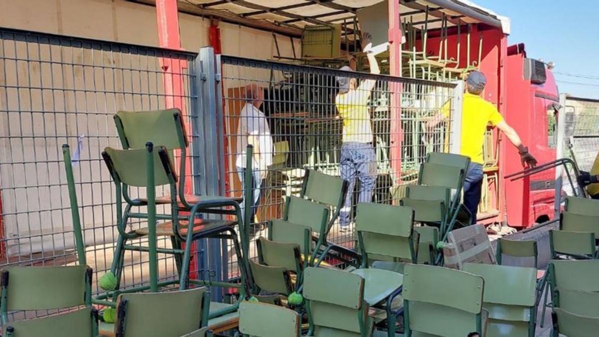 Trabajadores reúnen sillas escolares para enviar a Guatemala. |   // L. O.