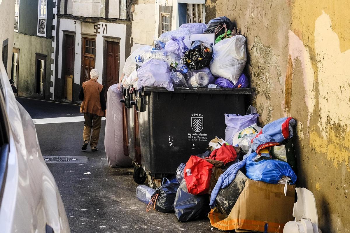 Contenedores a rebosar este martes en el risco de San Juan.