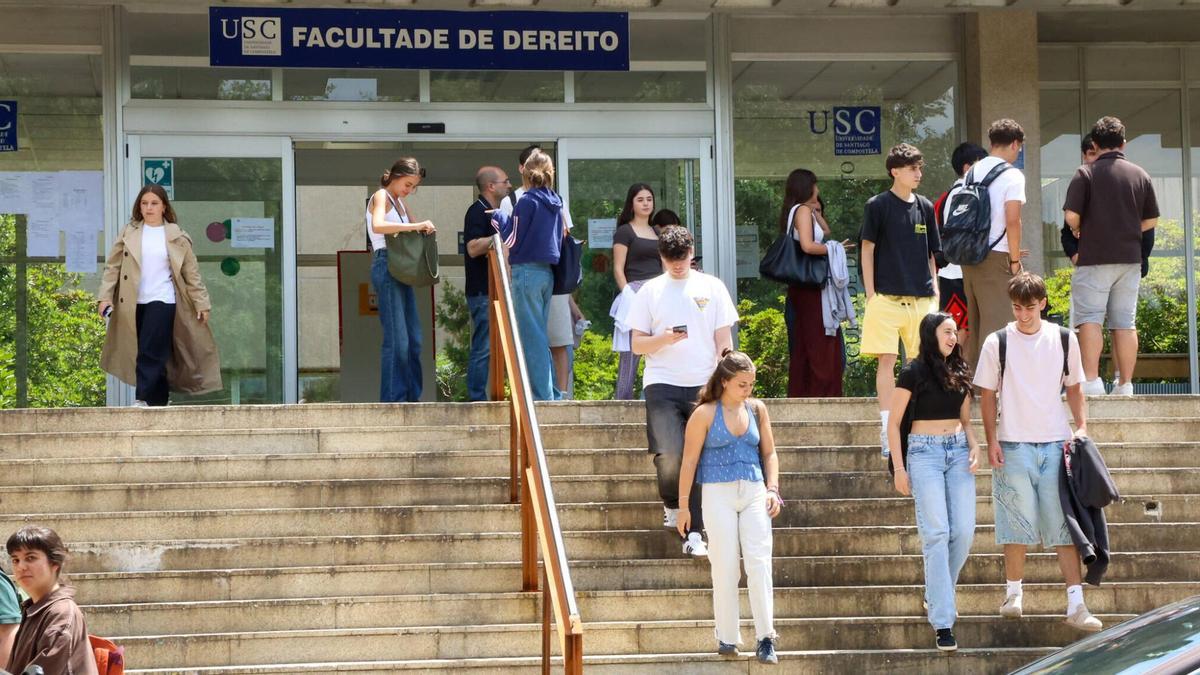 Alumnos en la convocatoria extraordinaria de la PAU en la Facultad de Derecho de Santiago.