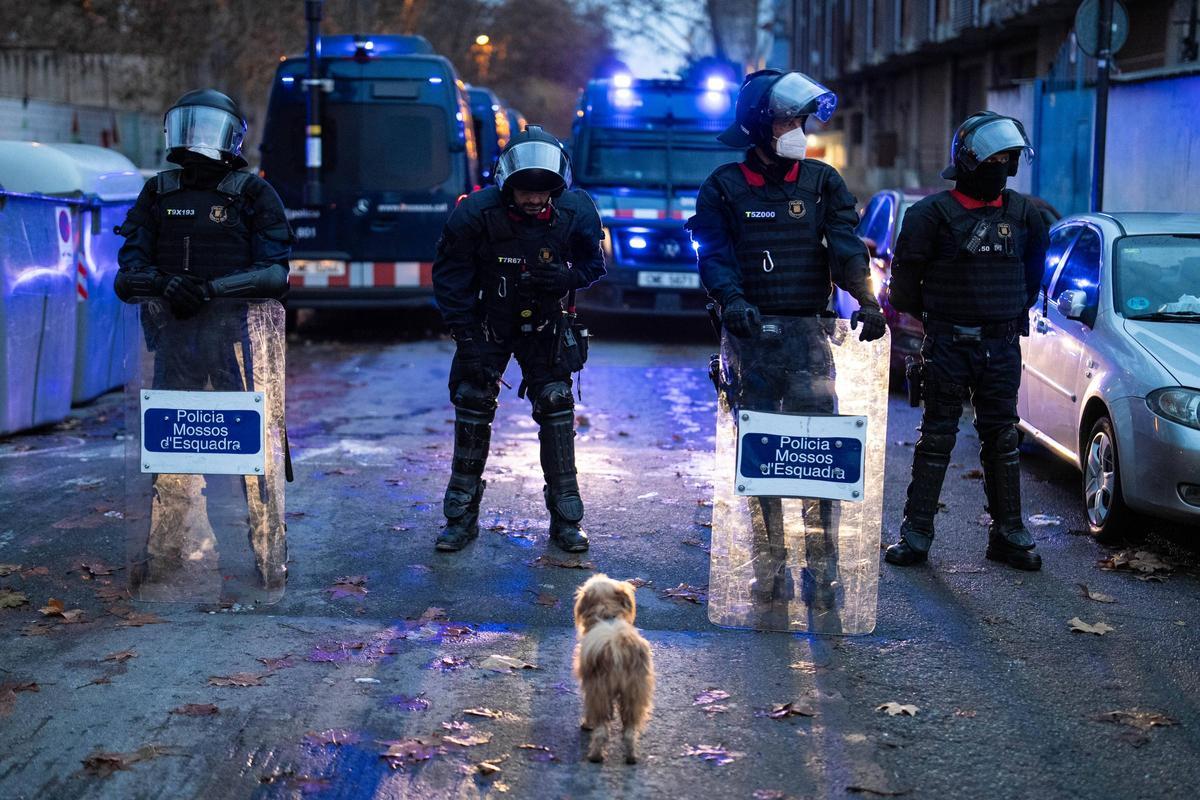 Desalojo del instituto B9 de Badalona