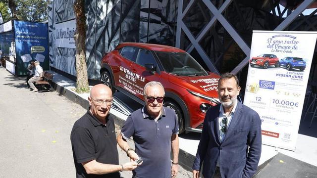 José Antonio Canal, en el centro, junto a Miguel González, gerente de Cyasa Nissan, y Marcos Alonso, gerente de LA NUEVA ESPAÑA. |Ángel González