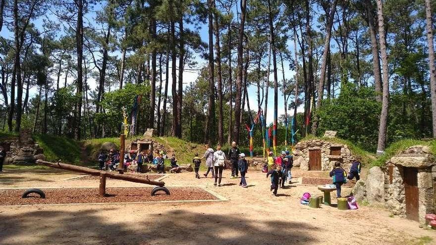 Alumnos del colegio plurilingüe Vilas Alborada, de Santiago, en la Aldea Grobit. // Muñiz