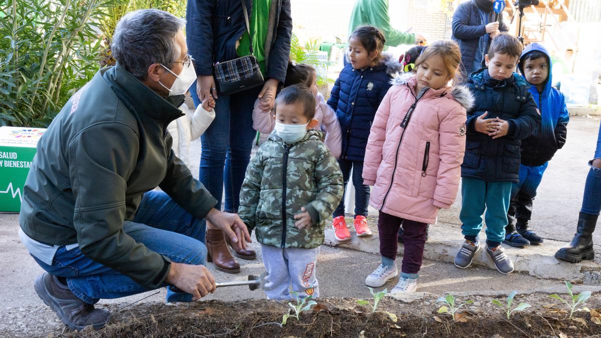 Escolares en un huerto