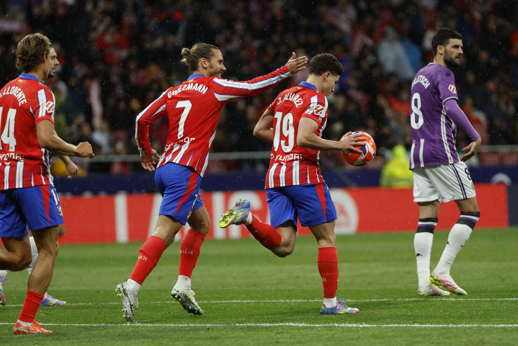 MADRID, 14/04/2025.- El delantero argentino del Atlético Julián Álvarez (d) celebra tras marcar de penalti el gol del empate durante el partido de LaLiga de fútbol que Atlético de Madrid y Real Valladolid disputan este lunes en el estadio Metropolitano. EFE/Mariscal
