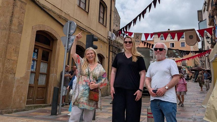 Mairéad Ní Mhaonaigh, Clare Friel y Ciarán Curran, ayer, en el mercado celta del Intercéltico.