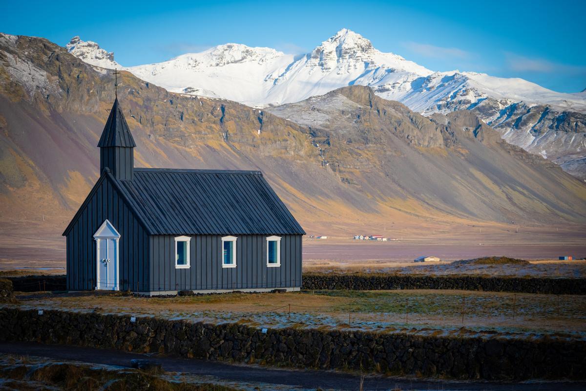 Ubicada en un campo de lava en el extremo occidental de la península de Snæfellsnes, la Iglesia Negra de Islandia, es una pequeña parroquia luterana famosa por su diseño minimalista pintado completamente de carbón