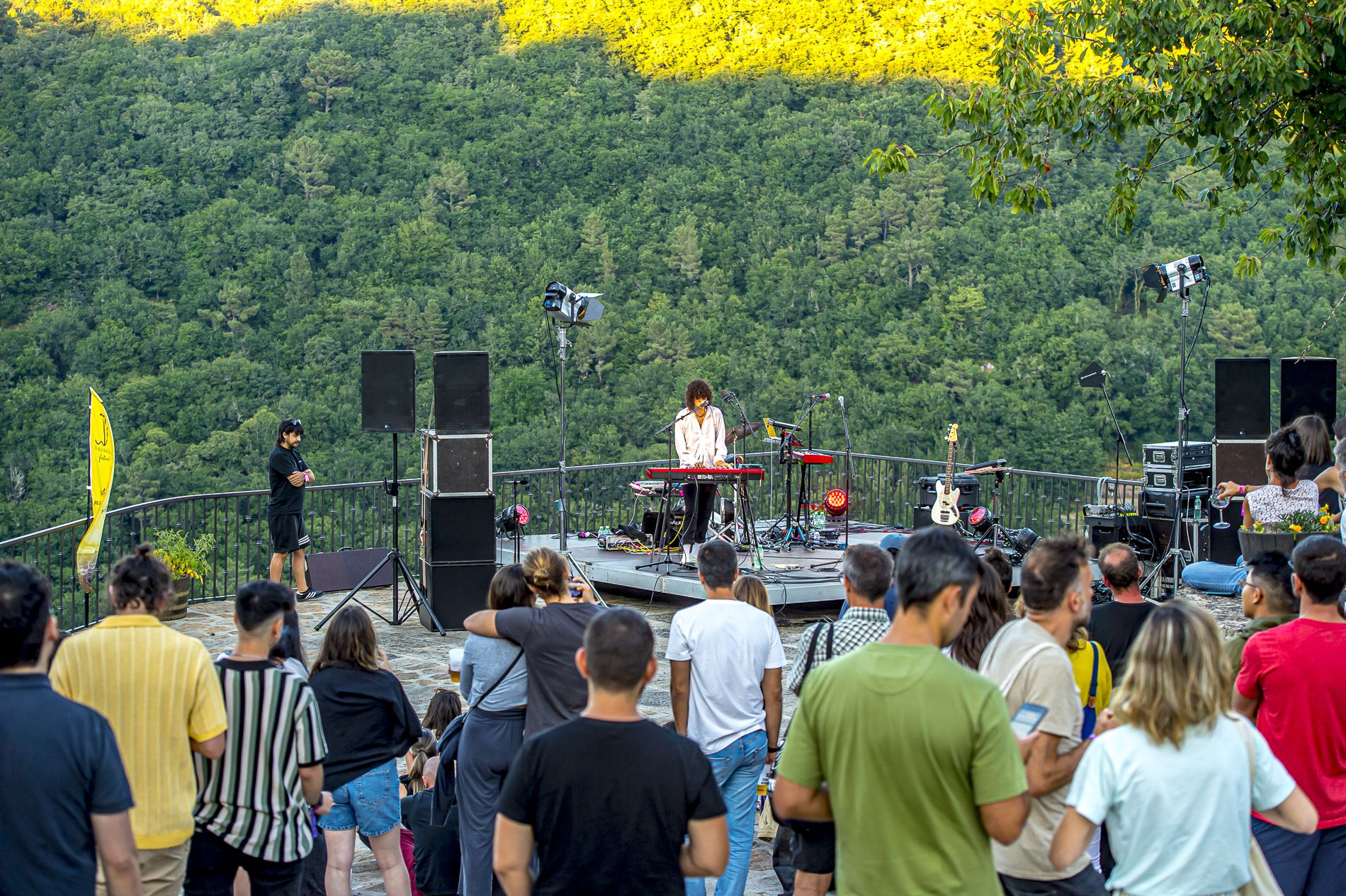 Alice Wonder durante su actuación el jueves en la bodega Vía Romana, dentro del festival 17º Ribeira Sacra.